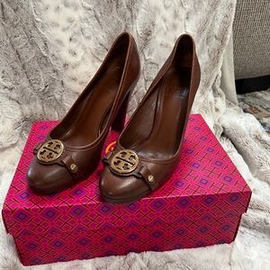 Tory Burch Almond Toe Platform Pumps size 8